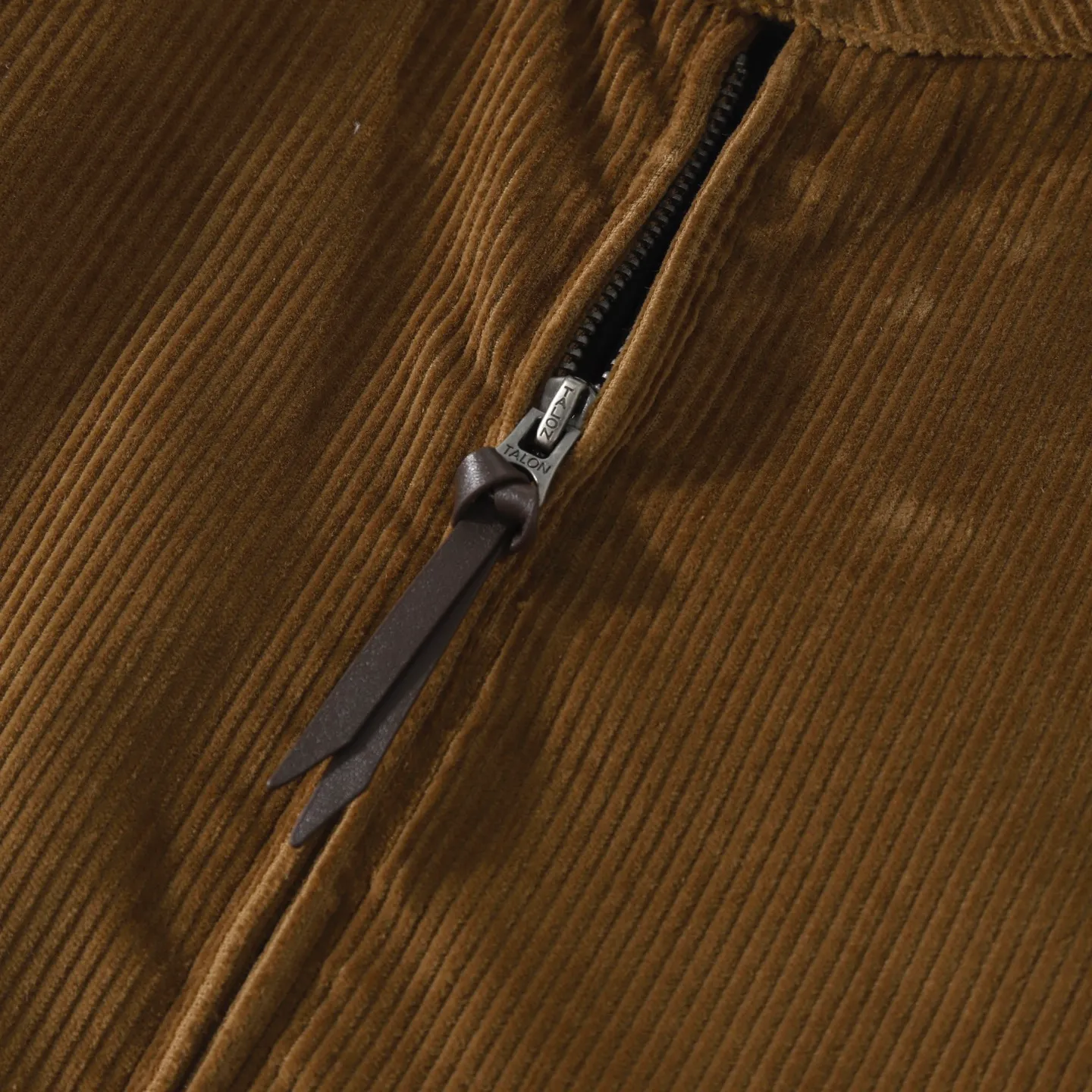 P350 #R24 Ralph Lauren Corduroy Jacket Embroidered Pony Jacket Old Money Style Old Cadre Style Harrington Jacket The interior is made of Scottish plaid fabric, autumnal corduroy material, plus their classic khaki color - three major elements to add to the classic veteran silhouette, retro corduroy fabric. Don’t miss it if you go for the retro route. The same style for men and women, Bai Baihe, is a hit on many star tops from Xiaohongshu! The classic Wellington-style custom-woven corduroy fabric has a delicate, smooth and thick inner plaid lining and uses TALON zippers! It has a retro movie fashion feel in itself! The fit is loose but not baggy. The size is just right and not too picky. The dropped shoulder design modifies the shoulders without making them look bulky. This silhouette is a style that will never go out of style after being worn for a long time. The upper body is also very durable and recognizable. The loose and reasonable version can be worn by both men and women. It is easy to create a clean and refreshing boyish look. Color: Brown, Navy Blue, Black Size: M /L /XL /XXL Length: 68/70/72/74 Bust: 122/126/130/134 Shoulder width: 53/54/55/56 Sleeve length: 65/66/67/68